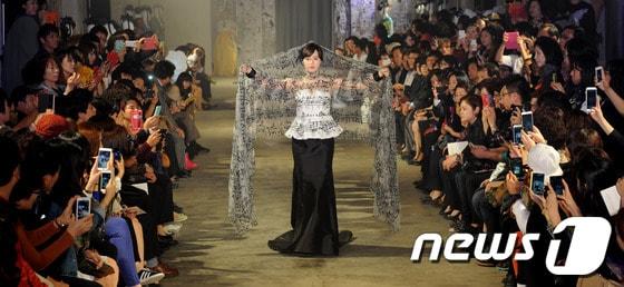본문 이미지 - 배우 겸 감독 구혜선씨가 8일 오후 충북 청주시 청주국제공예비엔날레장에서 '세종대왕과 한글, 美를 탐하다'라는 주제로 열린 세계적인 디자이너 이상봉의 한글 패션쇼 무대를 장식하고 있다. 2013.10.8/뉴스1 © News1 김용빈 기자