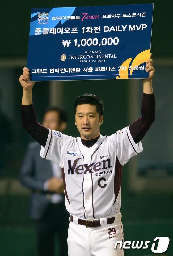 본문 이미지 - 8일 오후 서울 목동야구장에서 열린 '2013 한국야쿠르트 세븐 프로야구' 넥센 히어로즈와 두산 베어스의 준플레이오프 1차전 경기에서 9회말 2사 주자 2,3루 상황에서 끝내기 안타로 팀 승리를 이끈 이택근이 데일리 MVP에 선정됐다. 2013.10.8/뉴스1 © News1 박정호 기자