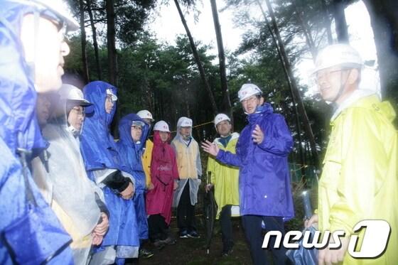 본문 이미지 - 조환익 한전 사장이 8일 밀양시 부북면 위양리 126호 송전탑 공사현장을 방문, 직원들에게 안전사고 예방을 강조했다. © News1 