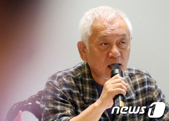 본문 이미지 - 김한길 민주당 대표가 9일 서울 여의도 한 식당에서 기자회견을 열고 1차 전국 순회투쟁의 성과와 소회 및 민주당의 향후 투쟁 계획을 밝히고 있다. 김 대표는 지난달 24일부터 13일간 제주도를 제외한 전국 16개 시·도를 돌며 순회투쟁을 하였다. 2013.10.9/뉴스1 © News1 송원영 기자