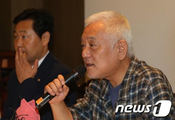 본문 이미지 - 김한길 민주당 대표가 9일 서울 여의도 한 식당에서 기자회견을 열고 1차 전국 순회투쟁의 성과와 소회 및 민주당의 향후 투쟁 계획을 밝히고 있다. 김 대표는 지난달 24일부터 13일간 제주도를 제외한 전국 16개 시·도를 돌며 순회투쟁을 하였다. 2013.10.9/뉴스1 © News1 송원영 기자