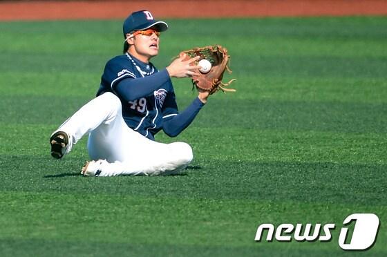 본문 이미지 - 데뷔 첫 억대 연봉(1억 4500만원)을 받게 된 두산 베어스 민병헌(26). © News1   박정호 기자