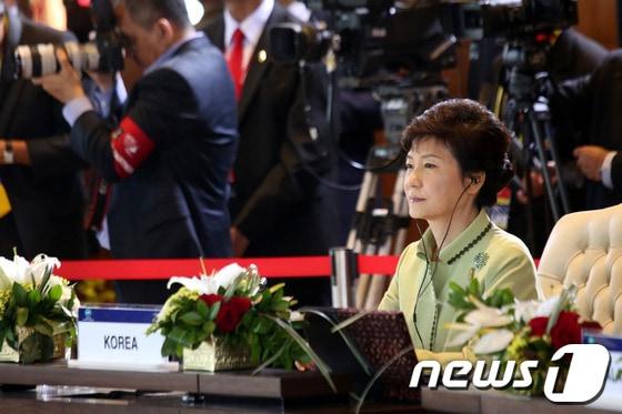 본문 이미지 - 박근혜 대통령 7일&#40;현지시간&#41; 인도네시아 발리 소피텔에서 열린 아시아·태평양경제협력체&#40;APEC&#41; 정상회담 1차 세션에 참석하고 있다.&#40;청와대 제공&#41; 2013.10.9/뉴스1 © News1 박철중 기자
