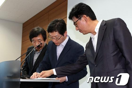 본문 이미지 - 노무현 정부에서 대통령연설기획비서관을 지낸 김경수 노무현재단 봉하사업본부장&#40;가운데&#41; 등 참여정부 인사 3명이 9일 오후 서울 서초동 서울고검 기자실에서 열린 NLL회의록 삭제 의혹과 관련해 입장을 밝히는 기자회견에서 논의하고 있다.2013.10.9/뉴스1 © News1   이광호 기자