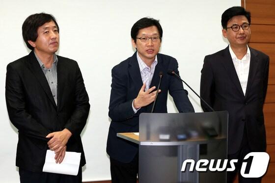 본문 이미지 - 김경수 노무현재단 봉하사업본부장&#40;가운데&#41; 등 참여정부 인사 3명. © News1 이광호 기자