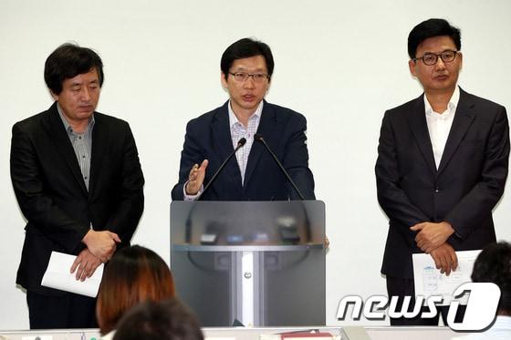 본문 이미지 - 노무현 정부에서 대통령연설기획비서관을 지낸 김경수 노무현재단 봉하사업본부장&#40;가운데&#41; 등 참여정부 인사 3명이 9일 서울고검 기자실에서 지난 2007년 남북정상회담 회의록 관련 의혹에 대해 입장을 밝히고 있다. /뉴스1 © News1 이광호 기자