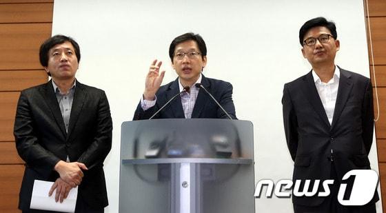 본문 이미지 - 노무현 정부에서 대통령연설기획비서관을 지낸 김경수 노무현재단 봉하사업본부장&#40;가운데&#41; 등 참여정부 인사 3명이 9일 오후 서울 서초동 서울고검 기자실에서 지난 2007년 남북정상회담 회의록 관련 의혹에 대해 입장을 밝히는 기자회견을 하고 있다.이날 기자회견에서 김 봉하사업본부장은 