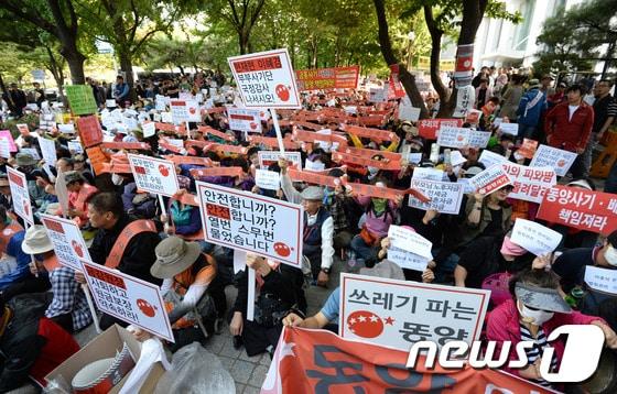 본문 이미지 - 동양채권자 비상대책위원회가 9일 오후 서울 여의도 금융감독원 앞에서 집회를 열고 동양그룹 사태의 피해 최소화와 대책 마련을 촉구하고 있다. 이날 집회 참가자들은 '피땀 흘린 서민들을 정부는 외면 말라', '고객 원금 보장하라' 등의 문구가 적힌 피켓을 들고 목소리를 높였다. 2013.10.9/뉴스1 © News1   박지혜 기자