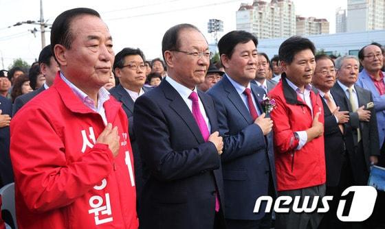 본문 이미지 - 황우여 새누리당 대표와 최경환 원내대표, 경기 화성갑 재보선에 출마한 서청원 후보가 9일 경기 화성시 봉담읍에서 열린 서 후보의 선거사무소 개소식에서 국민의례를 하고 있다. 2013.10.9/뉴스1 © News1 송원영 기자