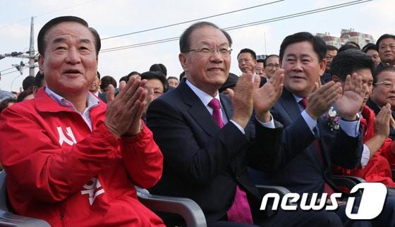 본문 이미지 - 서청원 경기도 화성갑 새누리당 후보&#40;왼쪽&#41;2013.10.9/뉴스1 © News1 송원영 기자