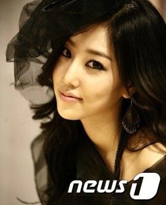 본문 이미지 - 가수 로티플스카이(본명 김하늘)가 지난 8일 뇌사상태로 사망했다. 향년 25세. 고인은 지난 2001년 발표한 '웃기네'라는 곡으로 이름을 알린 뒤 2010년 배우 류시원이 제작자로 데뷔한 첫 번째 프로젝트로 '로티플스카이'라는 새로운 이름으로 변신해 활동을 재개한 후 드라마 '마이더스' '여인의 향기' 등 OST에 참여했다.(알스컴퍼니 제공) 2013.10.9/뉴스1 © News1 