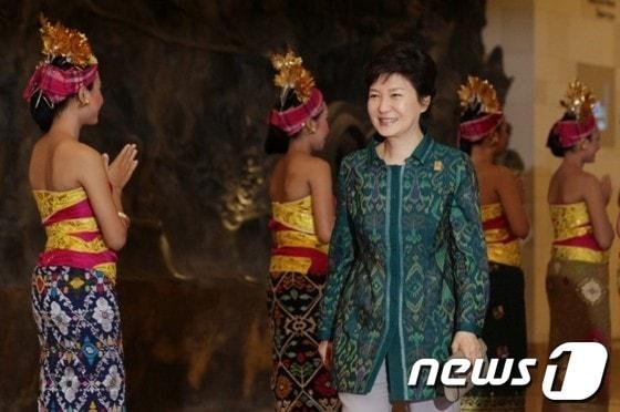 본문 이미지 - 박근혜 대통령이 7일&#40;현지시간&#41; 인도네시아 발리 누사두아 컨벤션센터에서 열린 APEC 정상회의 전통의상 기념촬영에서 인도네시아 전통의상을 입고 입장하고 있다.&#40;청와대 블로그&#41; 2013.10.9/뉴스1 © News1   박철중 기자