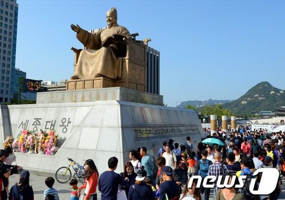 본문 이미지 - 22년 만에 공휴일로 재지정된 한글날을 맞아 서울 세종로 광화문광장이 휴일나들이를 나온 시민들로 붐비고 있다 © News1   정회성 기자