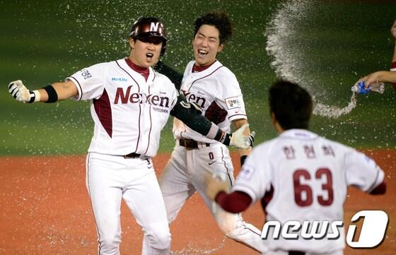 본문 이미지 - '2013 한국야쿠르트 세븐 프로야구' 넥센 히어로즈와 두산 베어스의 준플레이오프 2차전 경기가 9일 오후 서울 목동야구장에서 열렸다. 넥센 10회말 공격에서 1사 주자 3루 상황에서 끝내기 안타를 날린 김지수가 환호하고 있다. 2013.10.9/뉴스1 © News1 박정호 기자