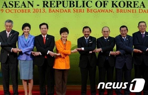 본문 이미지 - 박근혜 대통령이 9일 오후&#40;현지시간&#41; 브루나이 인터네셔널 컨벤션센터에서 열린 한-아세안&#40;ASEAN&#41; 정상회의에 참석해 각국 정상들과 손을 맞잡고 기념촬영을 하고 있다. 왼쪽부터 리센룽 싱가포르 총리, 잉락 친나왓 태국 총리, 응웬 떤 중 베트남 총리, 박 대통령, 하사날 볼키아 브루나이 국왕, 떼인 세인 미얀마 대통령, 훈센 캄보디아 총리, 수실로 밤방 유도요노 인도네시아 대통령.&#40;청와대 블로그&#41; 2013.10.9/뉴스1 © News1   이광호 기자