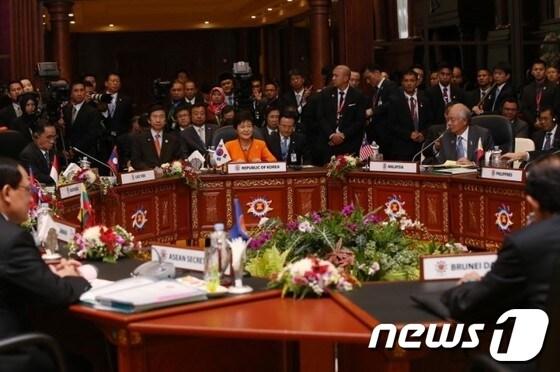 본문 이미지 - 박근혜 대통령이 9일 오후&#40;현지시간&#41; 브루나이 인터네셔널 컨벤션센터&#40;ICC&#41;에서 열린 한-아세안&#40;ASEAN&#41; 정상회의에 참석해 하사날 볼키아 브루나이 국왕의 인사말을 듣고 있다.&#40;청와대 블로그&#41;2013.10.9/뉴스1 © News1 이광호 기자