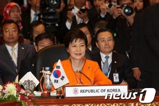 본문 이미지 - 박근혜 대통령이 9일 오후&#40;현지시간&#41; 브루나이 인터네셔널 컨벤션센터&#40;ICC&#41;에서 열린 한-아세안&#40;ASEAN&#41; 정상회의에 참석해 인사말을 하고 있다.&#40;청와대 블로그&#41;2013.10.9/뉴스1  © News1   이광호 기자