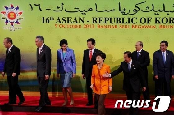 본문 이미지 - 박근혜 대통령이 9일 오후&#40;현지시간&#41; 브루나이 인터네셔널 컨벤션센터에서 열린 한-아세안&#40;ASEAN&#41; 정상회의에 참석해 각국 정상들과 기념촬영을 마친후 회의장으로 향하고 있다. 왼쪽부터 리센룽 싱가포르 총리, 잉락 친나왓 태국 총리, 응웬 떤 중 베트남 총리, 박 대통령, 하사날 볼키아 브루나이 국왕, 떼인 세인 미얀마 대통령, 훈센 캄보디아 총리.&#40;청와대 블로그&#41; 2013.10.9/뉴스1 © News1 이광호 기자