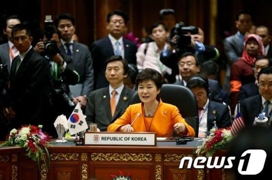 본문 이미지 - 박근혜 대통령이 9일 오후&#40;현지시간&#41; 브루나이 인터네셔널 컨벤션센터&#40;ICC&#41;에서 열린 한-아세안&#40;ASEAN&#41; 정상회의에 참석해 인사말을 하고 있다.&#40;청와대 블로그&#41;2013.10.9/뉴스1 © News1 이광호 기자
