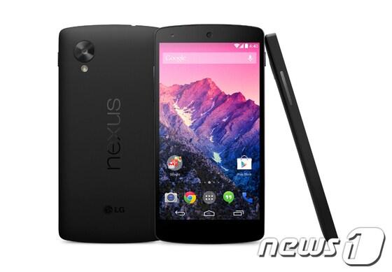 본문 이미지 - LG전자와 구글이 31일&#40;미국 현지 시간&#41; ‘넥서스5’를 공개했다. ‘넥서스5’는 ‘넥서스4’에 이은 LG전자와 구글의 두 번째 넥서스 합작품이다. &#39;넥서스5’는 구글의 최신 스마트폰 OS ‘안드로이드 4.4 킷캣&#40;KitKat&#41;’을 최초로 탑재한 스마트폰이다. &#40;LG전자 제공&#41; 2013.11.1/뉴스1 © News1   