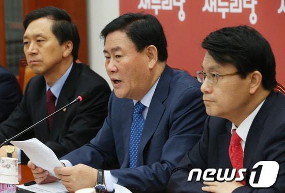 본문 이미지 - 최경환 새누리당 원내대표가 1일 서울 여의도 국회에서 열린 국정감사대책회의에서 모두 발언을 하고 있다. 최 원내대표는 이날 회의에서 국정감사와 관련 