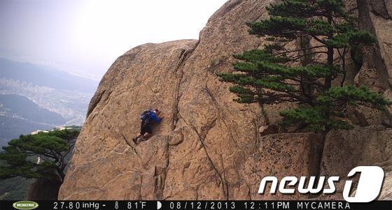 본문 이미지 - 안전장비없이 혼자서 암릉등반을 하는 모습.(국립공원관리공단 제공) © News1 