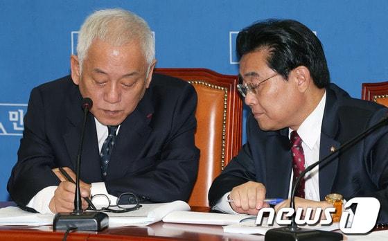 본문 이미지 - 민주당 김한길 대표와 전병헌 원내대표가 1일 오전 서울 여의도 국회에서 열린 최고위원회의에서 필담을 나누고 있다. 김 대표는 이 자리에서 