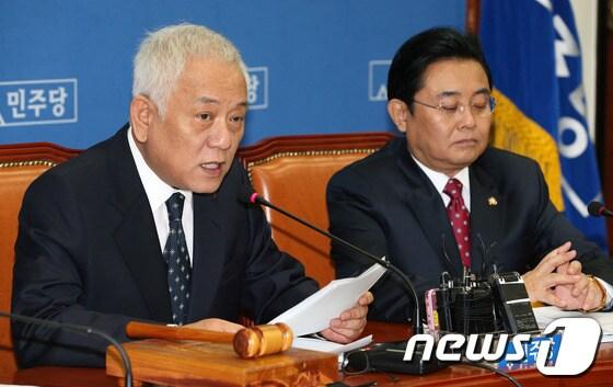 본문 이미지 - 김한길 민주당 대표가 1일 오전 서울 여의도 국회에서 열린 최고위원회의에서 모두발언을 하고 있다. 김 대표는 이 자리에서 