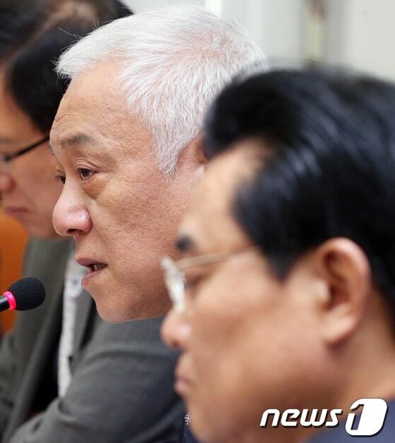 본문 이미지 - 김한길 민주당 대표가 1일 오전 서울 여의도 국회에서 열린 최고위원회의에서 모두발언을 하고 있다. 김 대표는 이 자리에서 