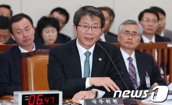 본문 이미지 - 류길재 통일부장관이 1일 서울 여의도 국회에서 열린 외교통일위원회 국정감사에서 5.24 조치 해제 등 남북관계 현안에 대한 의원들의 질의에 답하고 있다. 2013.11.1/뉴스1 © News1 오대일 기자