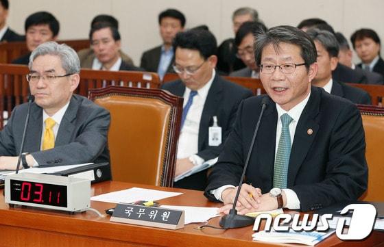 본문 이미지 - 류길재 통일부장관이 1일 서울 여의도 국회에서 열린 외교통일위원회 국정감사에서 5.24 조치 해제 등 남북관계 현안에 대한 의원들의 질의에 답하고 있다. 2013.11.1/뉴스1 © News1 오대일 기자