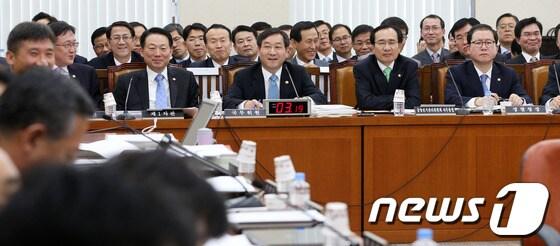 본문 이미지 - 지난 1일 국회에서 열린 안전행정위원회의 종합국정감사에서 유정복 안전행정부 장관이 발언하고 있다. © News1 