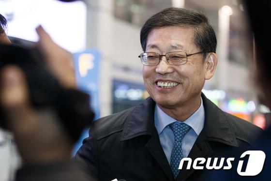 본문 이미지 - 김황식 전 국무총리가 6개월간의 독일 연수를 마치고 1일 오후 인천국제공항을 통해 귀국하고 있다.김 전 총리는 내년 6월 지방선거에서 새누리당의 서울시장 후보로 거론되는 것에 대해 