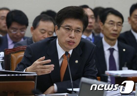 본문 이미지 - 이영찬 보건복지부 차관이 1일 서울 여의도 국회에서 열린 보건복지위원회 국정감사에서 의원들의 질의에 답변하고 있다. 2013.11.1/뉴스1 © News1 송원영 기자