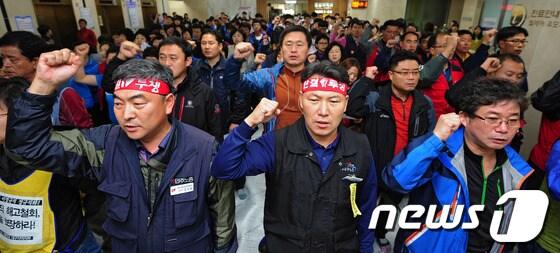 본문 이미지 - 1일 경북대병원에서 민주노총 공공운수노조 대구경북본부 조합원들이 집회를 갖고 비정규직 정규직화와 의료민영화 반대를 촉구했다./2013.11.1/뉴스1 © News1 김영진 기자