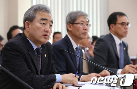 본문 이미지 - 유진룡 문화부장관이 1일 서울 여의도 국회에서 열린 교육문화체육관광위원회 국정감사에서 의원들의 질의에 답변하고 있다. 2013.11.1/뉴스1 © News1 송원영 기자