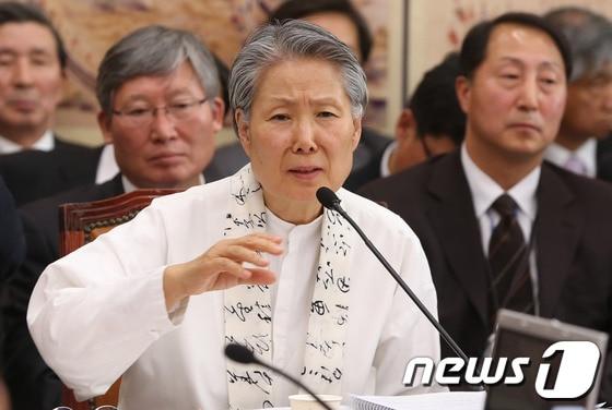 본문 이미지 -                                                   변영섭 문화재청장이 1일 서울 여의도 국회에서 열린 교육문화체육관광위원회 국정감사에서 의원들의 질의에 답변하고 있다. 