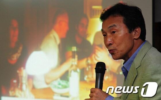 본문 이미지 - 손학규 민주당 상임고문이 지난 1일 오후 경북 경산시 영남대학교 법정관에서 학생들에게 ‘독일사회를 통해 본 한국사회의 미래구상&#39;이란 주제로 강의를 하고 있다. 2013.11.1/뉴스1 © News1   김영진 기자