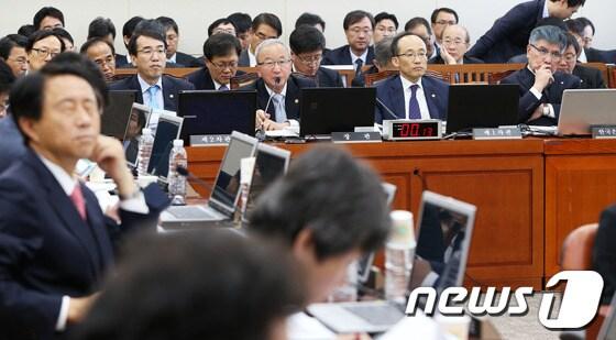 본문 이미지 - 현오석 경제부총리 겸 기획재정부 장관이 1일 서울 여의도 국회에서 열린 기획재정위원회 국정감사에서 의원들의 질문에 답하고 있다. 2013.11.1/뉴스1 © News1 오대일 기자