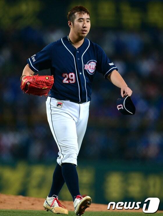 본문 이미지 - 1일 오후 대구야구장에서 &#39;2013 한국야쿠르트 세븐 프로야구&#39; 삼성라이온즈와 두산베어스의 한국시리즈 7차전 경기가 열렸다.삼성 3회말 공격 2사 주자 만루 상황을 무실점으로 막은 두산 유희관이 모자를 벗고 마운드에서 내려오고 있다. 2013.11.1/뉴스1 © News1   박정호 기자