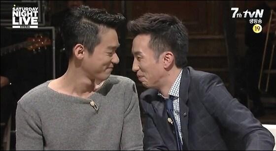 본문 이미지 - t영화평론가 허지웅(왼쪽)과 유희열.© News1