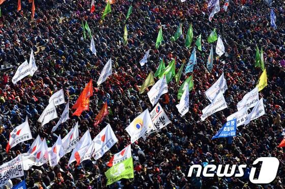본문 이미지 - 전국민주노동조합총연맹(민주노총)이 10일 오후 서울광장에서 전국노동자대회를 열고 있다.민주노총은 오는 13일 전태일 열사 서거 43주년을 앞두고 이날 노동자대회를 열어 최저임금 현실화 등 노동환경 개선을 촉구했다. 2013.11.10/뉴스1 © News1 정회성 기자