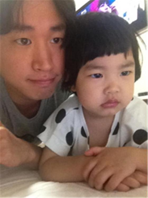 본문 이미지 - 타블로와 그의 딸 하루 &#40;KBS2 제공&#41;. © News1  