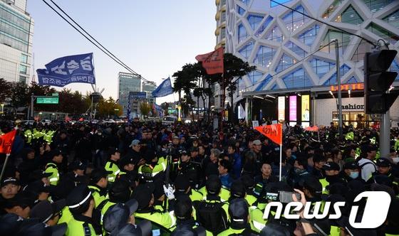 본문 이미지 - 10일 오후 서울 동대문역사문화공원역 인근에서 경찰이 민주노총 거리행진을 하는 조합원들과 대치하고 있다. © News1 양동욱 기자