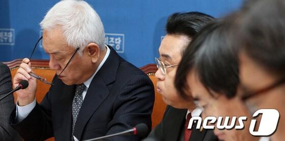 본문 이미지 - 11일 오전 서울 여의도 국회에서 열린 민주당 최고위원회의에서 김한길 대표가 안경을 쓰는 동안 전병헌 원내대표가 한숨을 쉬고 있다.김 대표는 이 자리에서 