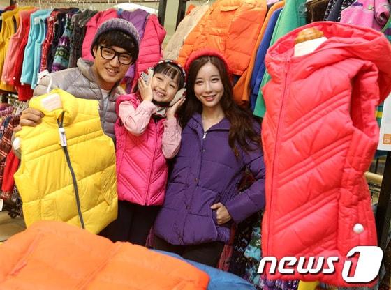 본문 이미지 - 11일 롯데마트 서울역점에서 모델들이 다양한 패딩의류를 선보이고 있다 (롯데마트 제공). © News1   