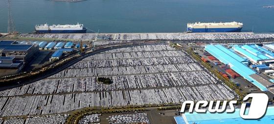 본문 이미지 - 현대자동차 울산공장 수출선적 부두에 수출용 차량이 선적을 기다리고 있는 모습 © News1  