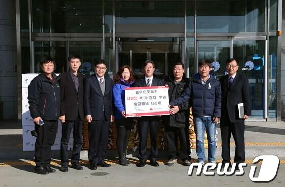 본문 이미지 - 11일 식품제조가공업체인 황금들녘이 남동구청을 방문해 사랑의 후원 물품을 전달하고 있다.© News1 