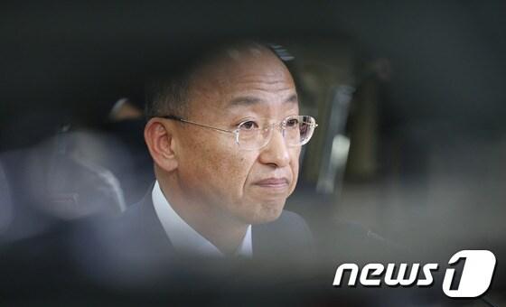 본문 이미지 - 문형표 보건복지부 장관 후보자가 12일 오전 서울 여의도 국회에서 열린 인사청문회에서 의원들의 질의를 듣고 있다. 2013.11.12/뉴스1 © News1 허경 기자
