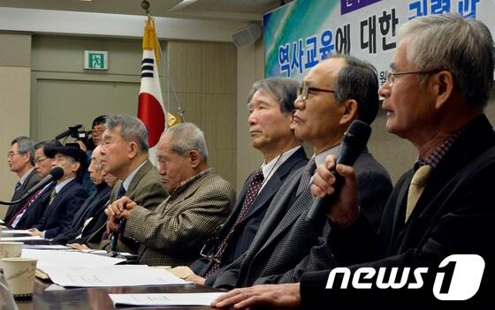 본문 이미지 - 서중석 성균관대 명예교수.(맨 오른쪽)/뉴스1 © News1   최영호 기자